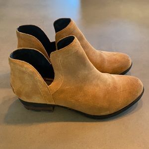 Sorel camel suede shooties